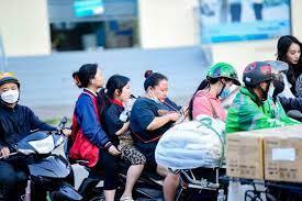 Phụ huynh chở con vi phạm luật giao thông sẽ để lại hệ lụy lâu dài