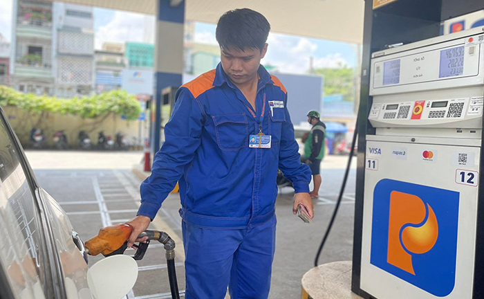 Giá xăng tăng hơn 300 đồng/lít