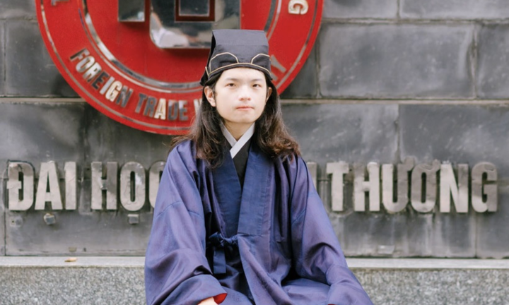 Nam sinh mỗi tuần mặc một bộ trang phục cổ đến lớp