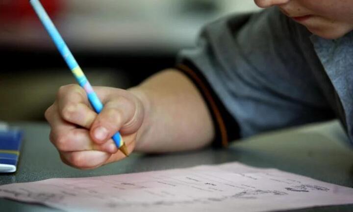 Học sinh lớp 9 ở Australia có trình độ viết ngang lớp 3