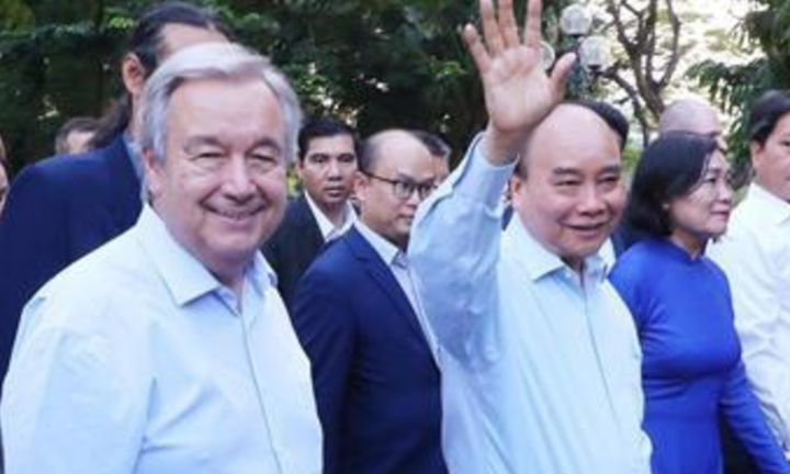 Chủ tịch nước Nguyễn Xuân Phúc và Tổng Thư ký LHQ thăm phố đi bộ Hà Nội