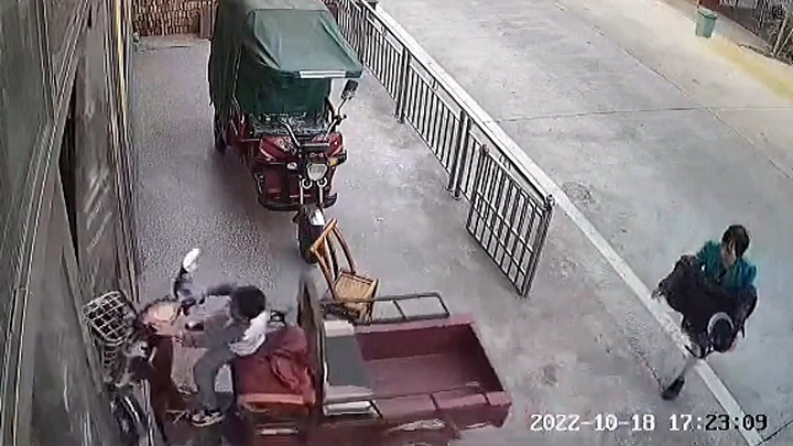 Cậu bé vô tình vặn tay ga, xe điện lao vào ngôi nhà ở Trung Quốc