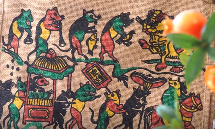 Cô gái Hà Nội 'thổi hồn' tranh Đông Hồ lên sản phẩm thời trang