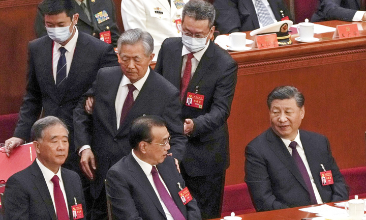 Tân Hoa Xã: Ông Hồ Cẩm Đào rời phiên bế mạc đại hội Đảng vì lý do sức khỏe 