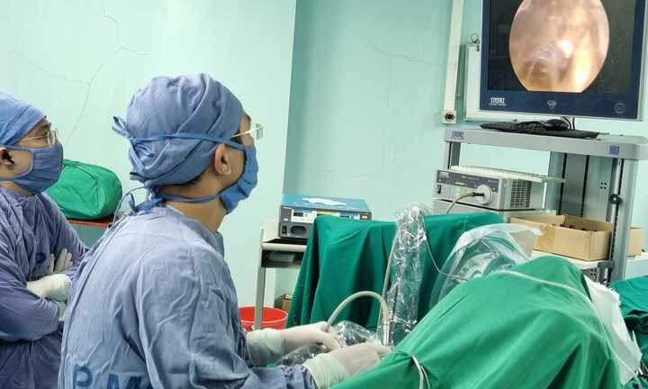 Bóc tách u tuyến tiền liệt lớn gấp 12 lần bình thường cho người đàn ông 68 tuổi