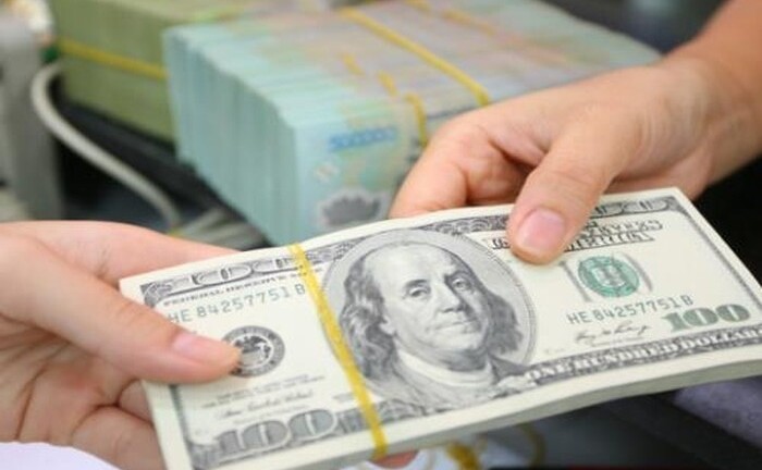 Giá USD ngân hàng tăng kịch trần, thị trường tự do vượt 25.100 đồng
