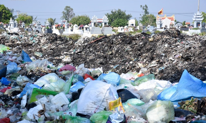 Ảnh: Túi nilon rác nằm chất đống cạnh hàng loạt ngôi mộ ở Hải Phòng