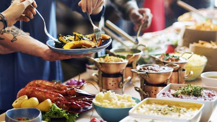 Đi ăn buffet 3 người, đòi tính tiền 2 suất