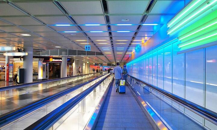 Vì sao các sân bay thường có băng chuyền đi bộ?