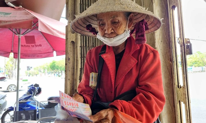 Quảng Nam: Truy tìm kẻ sửa ngày phát hành vé số, lừa tiền của cụ bà 78 tuổi