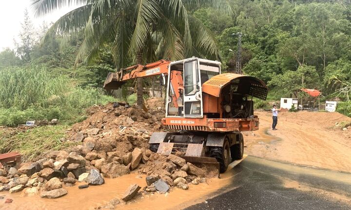Cận cảnh các tuyến đường du lịch lên bán đảo Sơn Trà sạt lở tan hoang