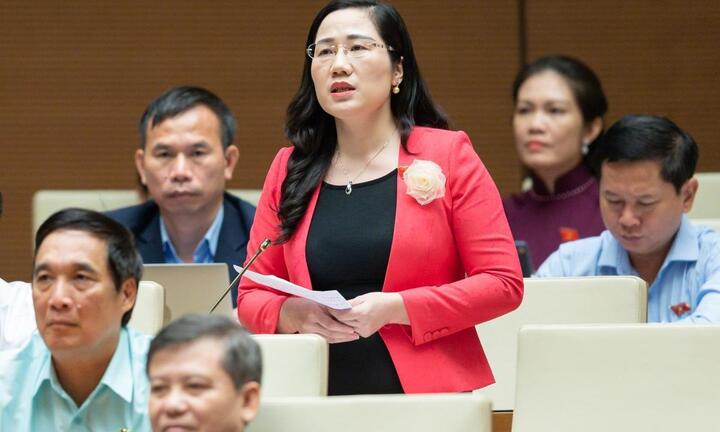 Bác sỹ khám hàng trăm ca bệnh mỗi ngày, lương vẫn không đủ sống