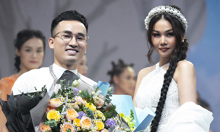 Siêu mẫu Thanh Hằng cùng NTK Hà Duy đưa show thời trang lên rừng