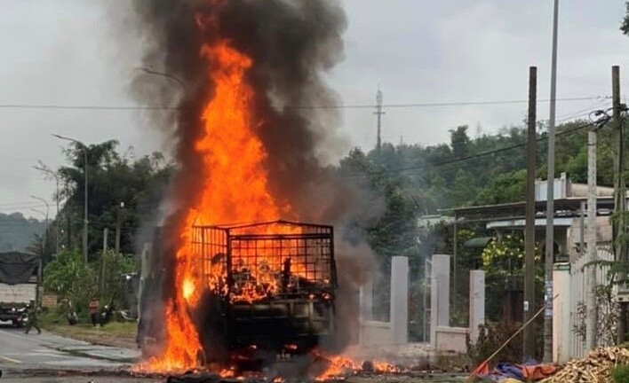 Đồng Nai: Xe tải bốc cháy dữ dội, phát ra tiếng nổ lớn