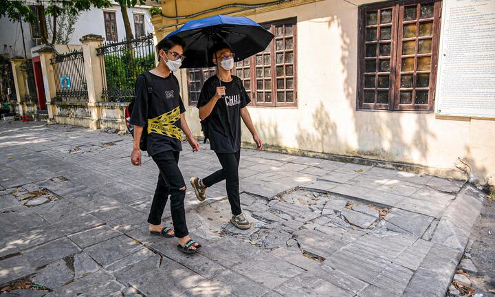 Cử tri Hà Nội đề nghị làm rõ đá lát vỉa hè độ bền 70 năm nhưng nhanh hỏng