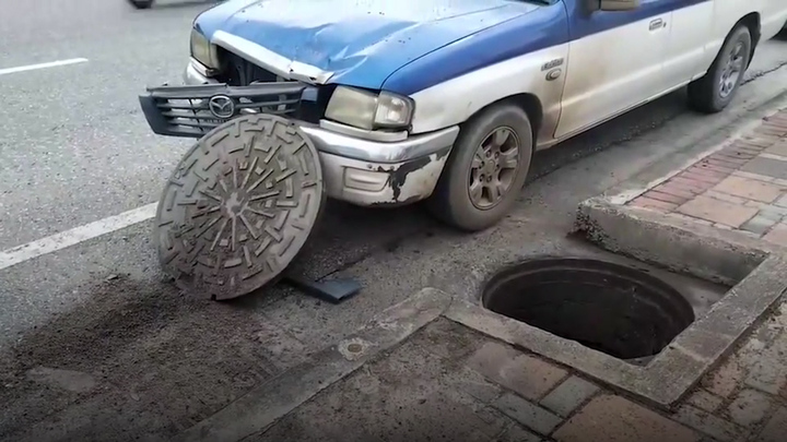 Video: Khoảnh khắc nắp cống nổ tung trên đường phố ở Thái Lan