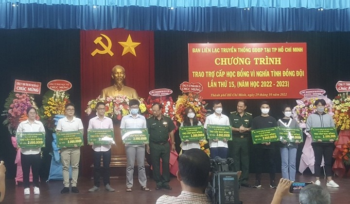 Trao 104 suất học bổng cho con, cháu cựu chiến binh bộ đội Biên phòng