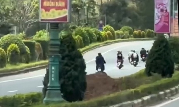 Đoàn xe máy nối đuôi nhau chạy ngược chiều trên cao tốc ở Lâm Đồng