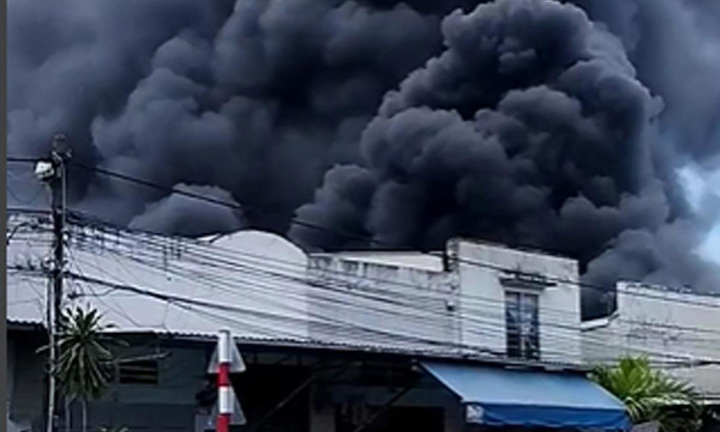 Cháy công ty trong khu dân cư ở Bình Dương, dân nháo nhào di tản