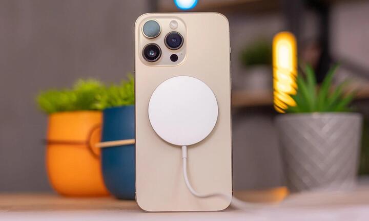 iPhone 14 được bán theo kiểu 'bia kèm lạc'