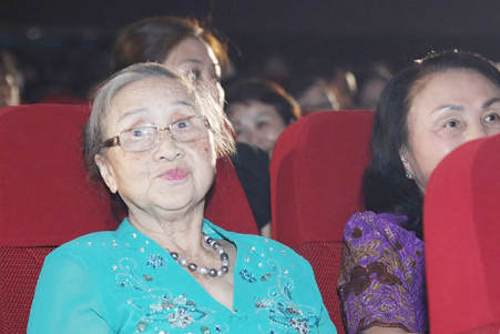 Mẹ Hoài Linh tới ủng hộ khi con trai trở lại sân khấu diễn kịch