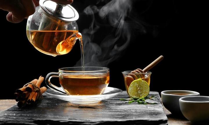 Vì sao không nên uống trà vào buổi sáng?