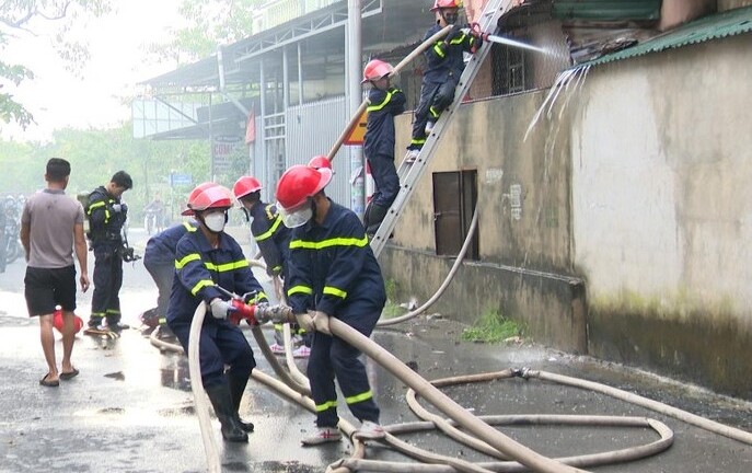 Cửa hàng ở Quảng Bình bốc cháy ngùn ngụt lúc rạng sáng, thiệt hại hàng tỷ đồng