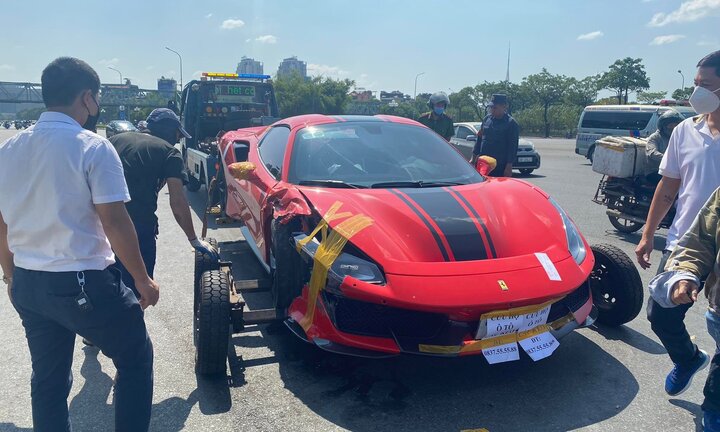 Lấy mẫu vân tay xác định người lái siêu xe Ferrari 488 gây tai nạn chết người
