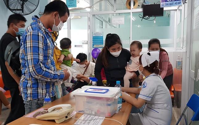 TP.HCM: Nhân viên y tế nghỉ việc tăng vọt lên gần 1.300 người