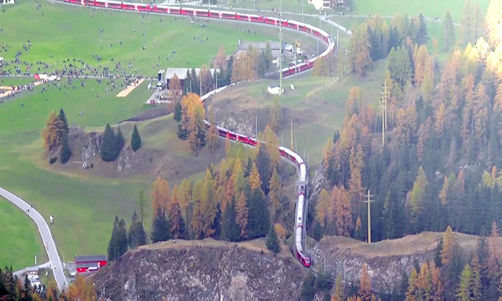 Đoàn tàu chở khách dài gần 2 km uốn lượn như rắn ở Thụy Sĩ