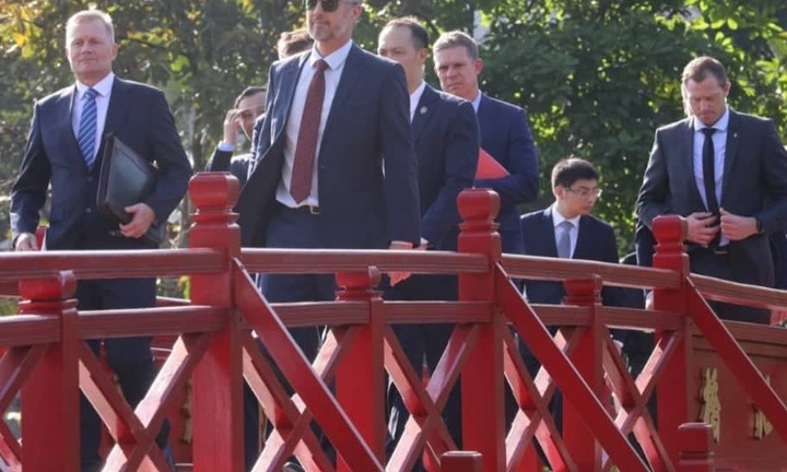 Thái tử kế vị Đan Mạch trải nghiệm tranh Đông Hồ và xem múa rối nước