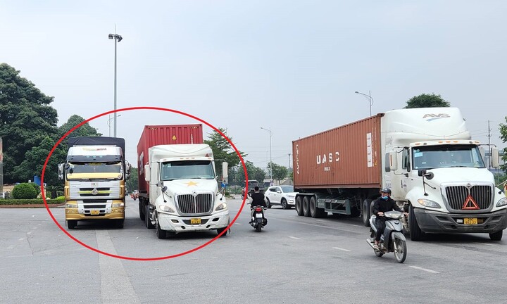 Xe tải, container thay nhau đỗ chình ình giữa đường, dân lo sợ mỗi khi đi qua