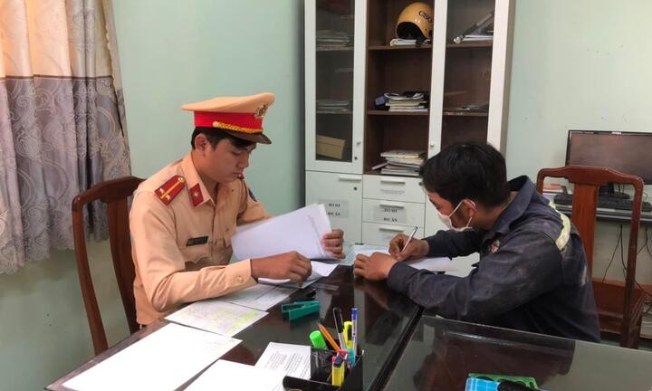 Bình Dương: Cản đường xe cứu thương, tài xế xe máy bị phạt 1,5 triệu đồng