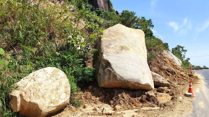 Ảnh: Tảng đá nặng chục tấn nằm ngổn ngang, hiểm nguy rình rập trên đèo Hải Vân