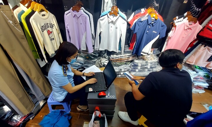 Tịch thu lượng lớn hàng giả, hàng nhái tại 'thiên đường mua sắm' Sài Gòn Square