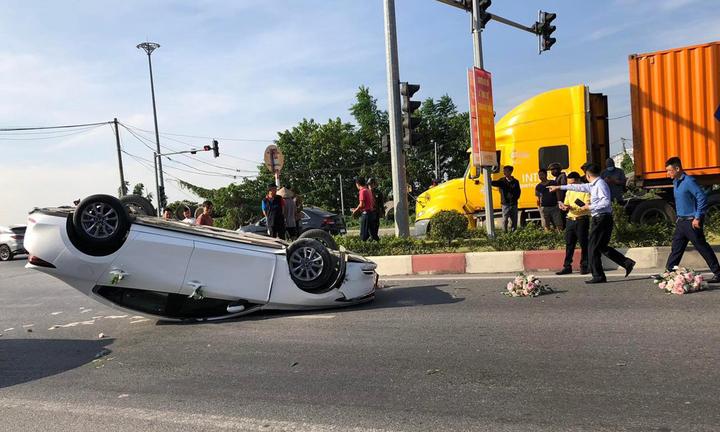 Xe chở cô dâu chú rể đâm vào dải phân cách, lật ngửa trên đường Hải Phòng