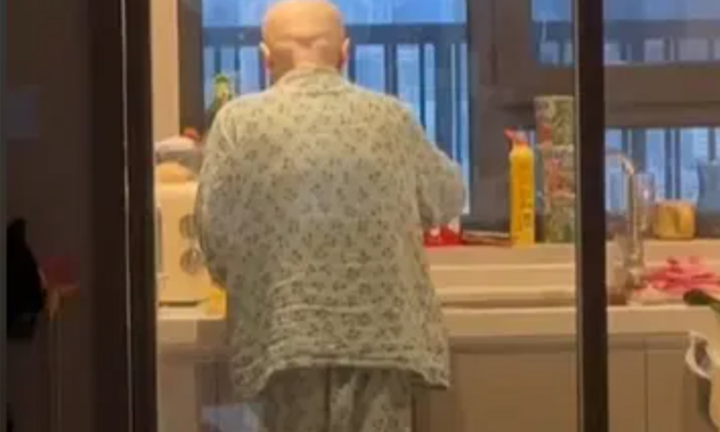 Rơi nước mắt cảnh người mẹ ung thư lúi húi nấu bữa ăn cuối cùng cho con trai