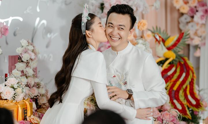 Hoa hậu Lê Âu Ngân Anh hôn ông xã trong lễ vu quy
