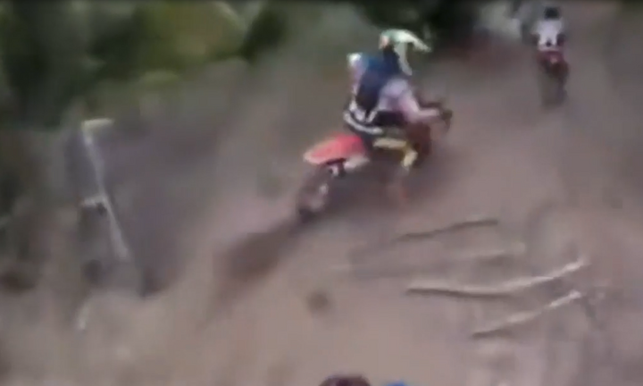 Bị bò đuổi, tài xế lái mô tô chạy tóe khói 