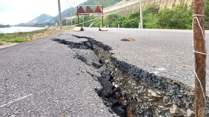 Đường hơn 700 tỷ đồng vừa thảm nhựa đã nứt gãy hàng trăm mét, chủ đầu tư nói gì?