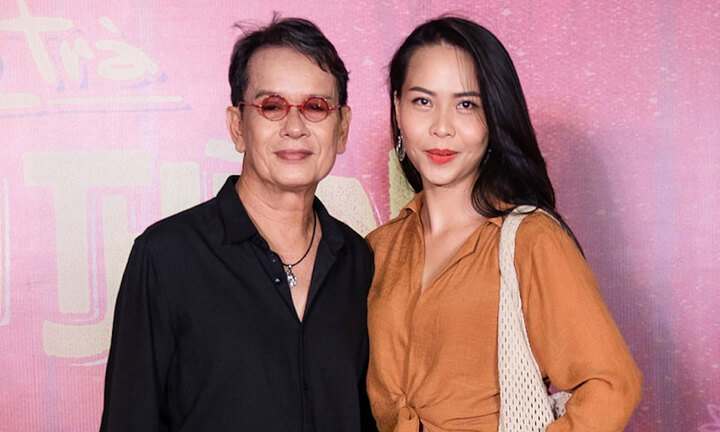 Nhạc sĩ Đức Huy tình tứ sánh đôi cùng vợ trẻ kém 44 tuổi