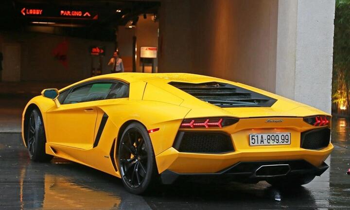 Nhiều người chờ đợi đấu giá biển số