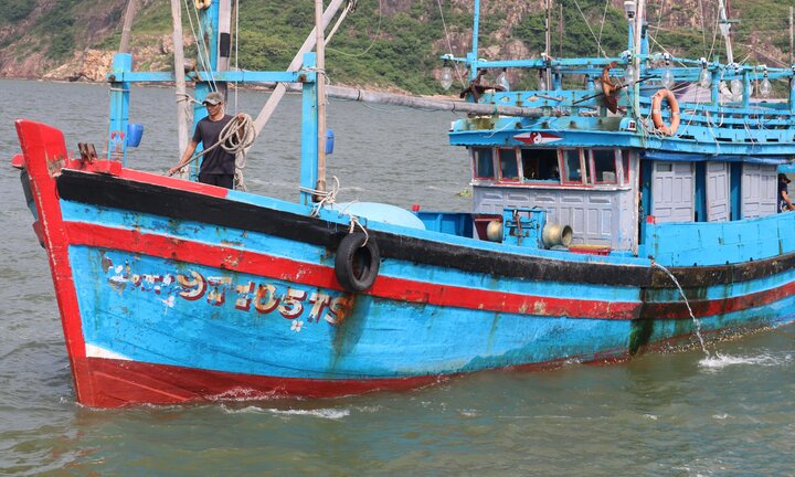 Đưa thi thể ngư dân Bình Định tử nạn trên biển vào đất liền
