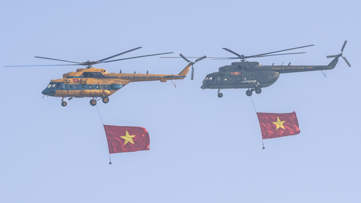 Trực thăng Mi mang Quốc kỳ và chiến đấu cơ Su-30 hợp luyện trên bầu trời Hà Nội