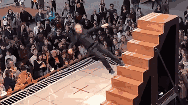 Nghệ sĩ người Pháp trình diễn vũ đạo điêu luyện trên cầu thang