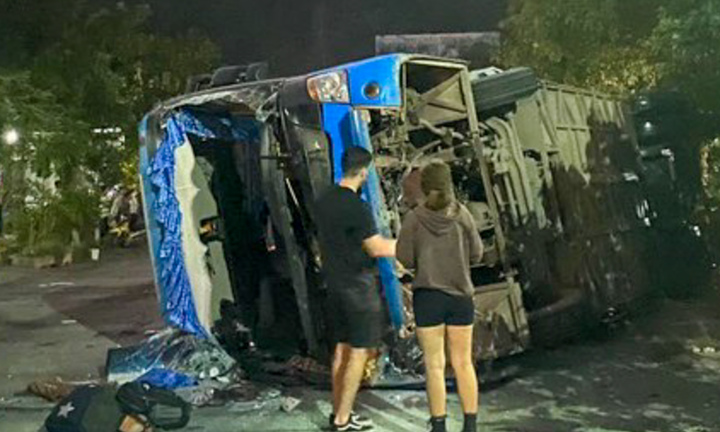 Xe khách lật nghiêng sau tai nạn liên hoàn, nhiều người bị thương