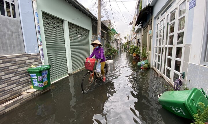 TP.HCM: Cuộc sống người dân bị đảo lộn vì hẻm ngập nước nhiều ngày chưa rút