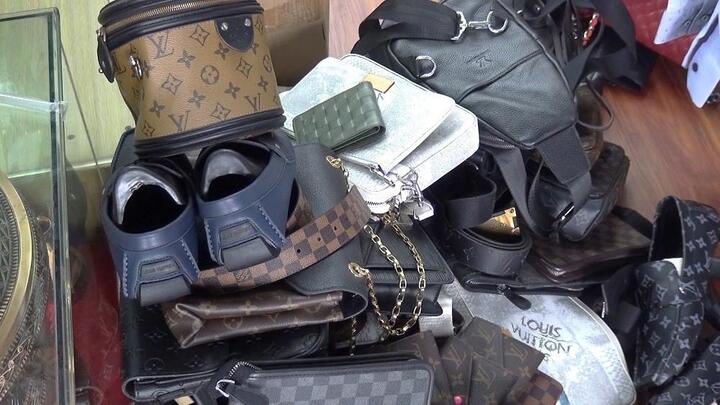 Sau Sài Gòn Square, thêm lô hàng 200 triệu nghi giả Louis Vuitton, Gucci, Dior