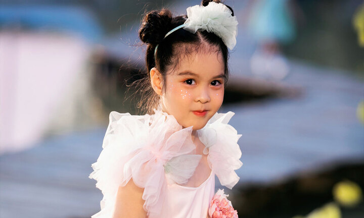 Con gái MC Diễm Quỳnh tự tin sải bước trên sàn catwalk