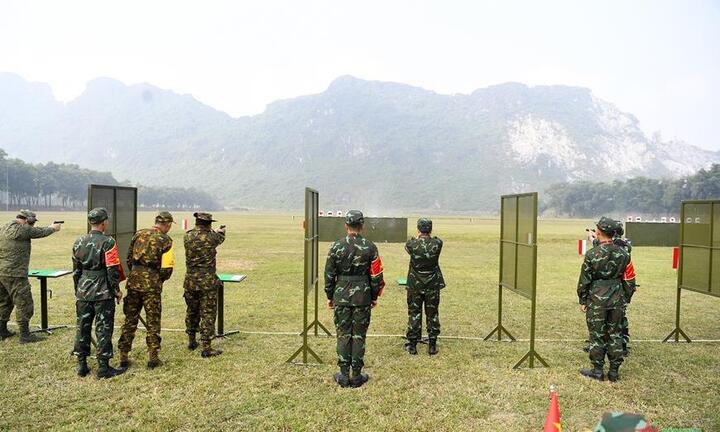 Phó tư lệnh Lục quân các nước ASEAN trổ tài bắn súng